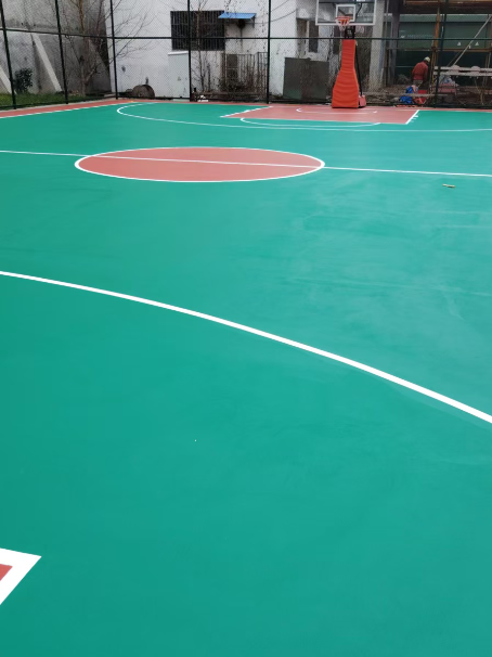 凯里 球场长期使用易出现地面开裂
